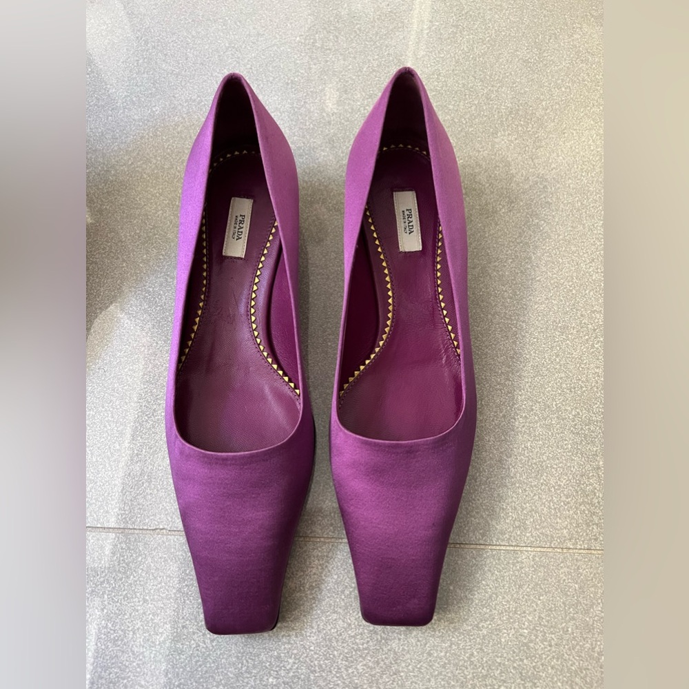 Never worn, excellent condition, non-smoking, non pet home